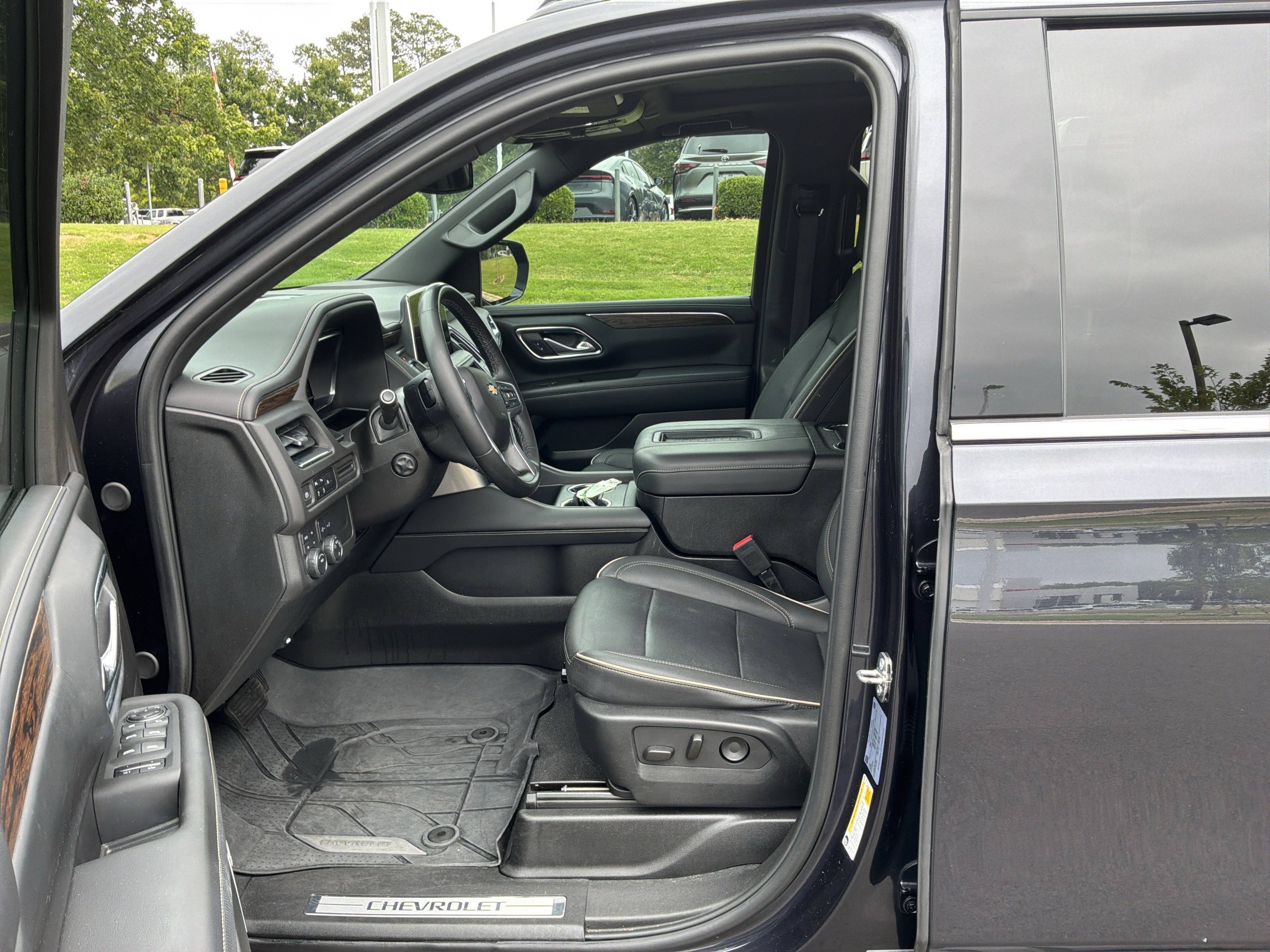 Used 2023 Chevrolet Tahoe Premier AWD/4WD image 16