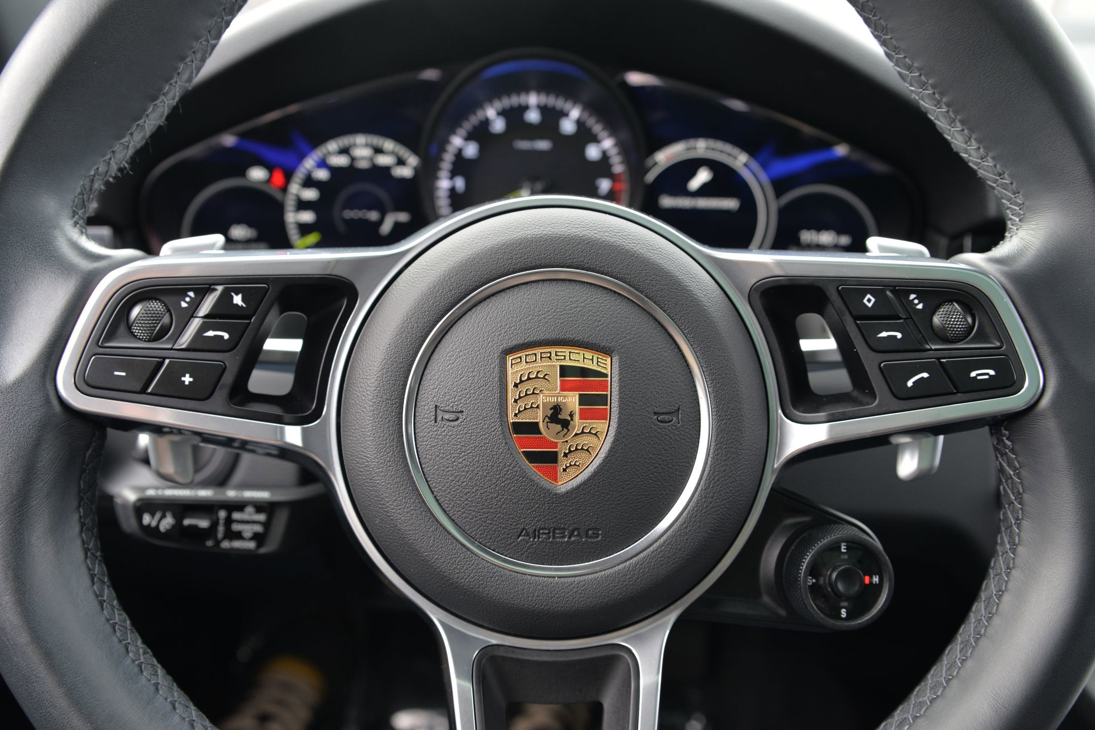 Certified 2022 Porsche Cayenne Platinum Edition image 17