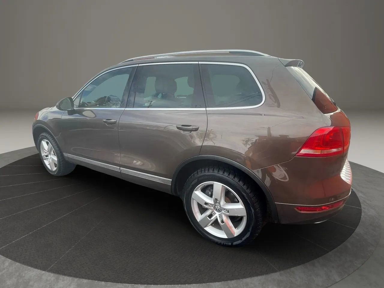 Used 2013 Volkswagen Touareg TDI image 5