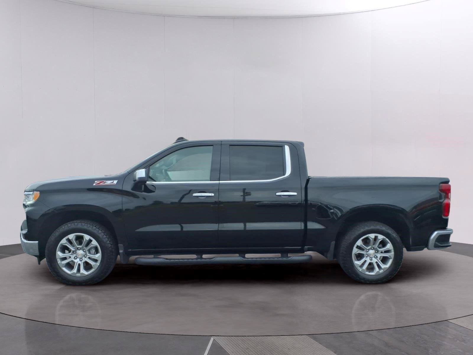 Used 2025 Chevrolet Silverado 1500 LTZ AWD/4WD image 2