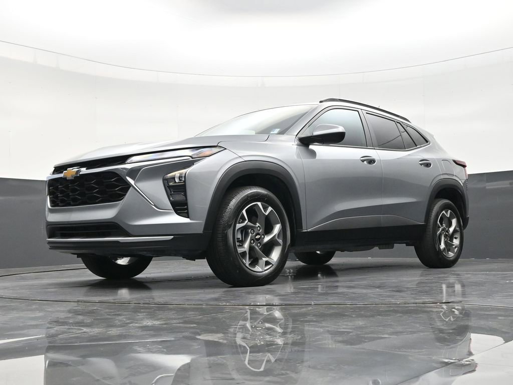 Used 2025 Chevrolet Trax LT FWD image 21