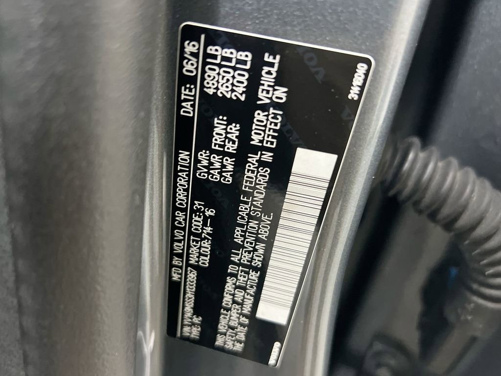 Used 2017 Volvo V60 T6 R-Design Platinum image 29