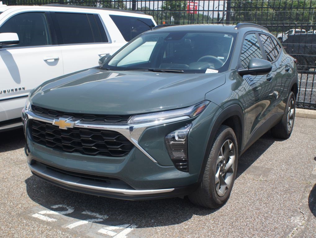 Used 2025 Chevrolet Trax LT FWD image 1