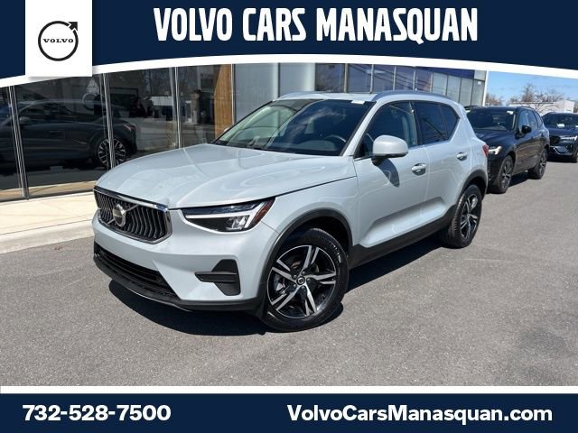 Used 2025 Volvo XC40 B5 Core