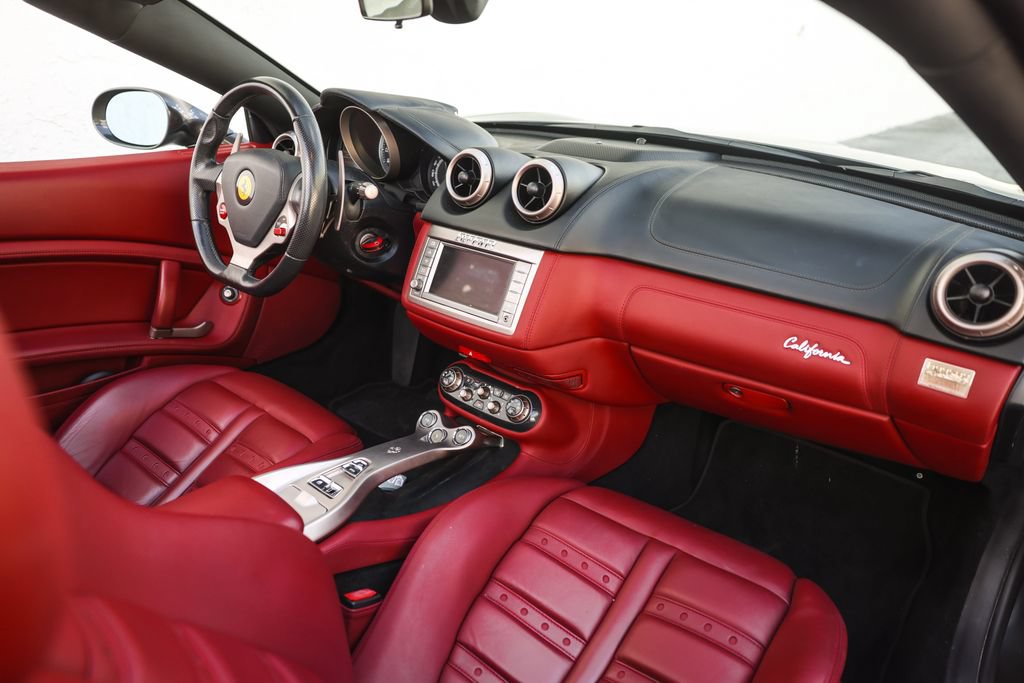 Used 2010 Ferrari California RWD image 27