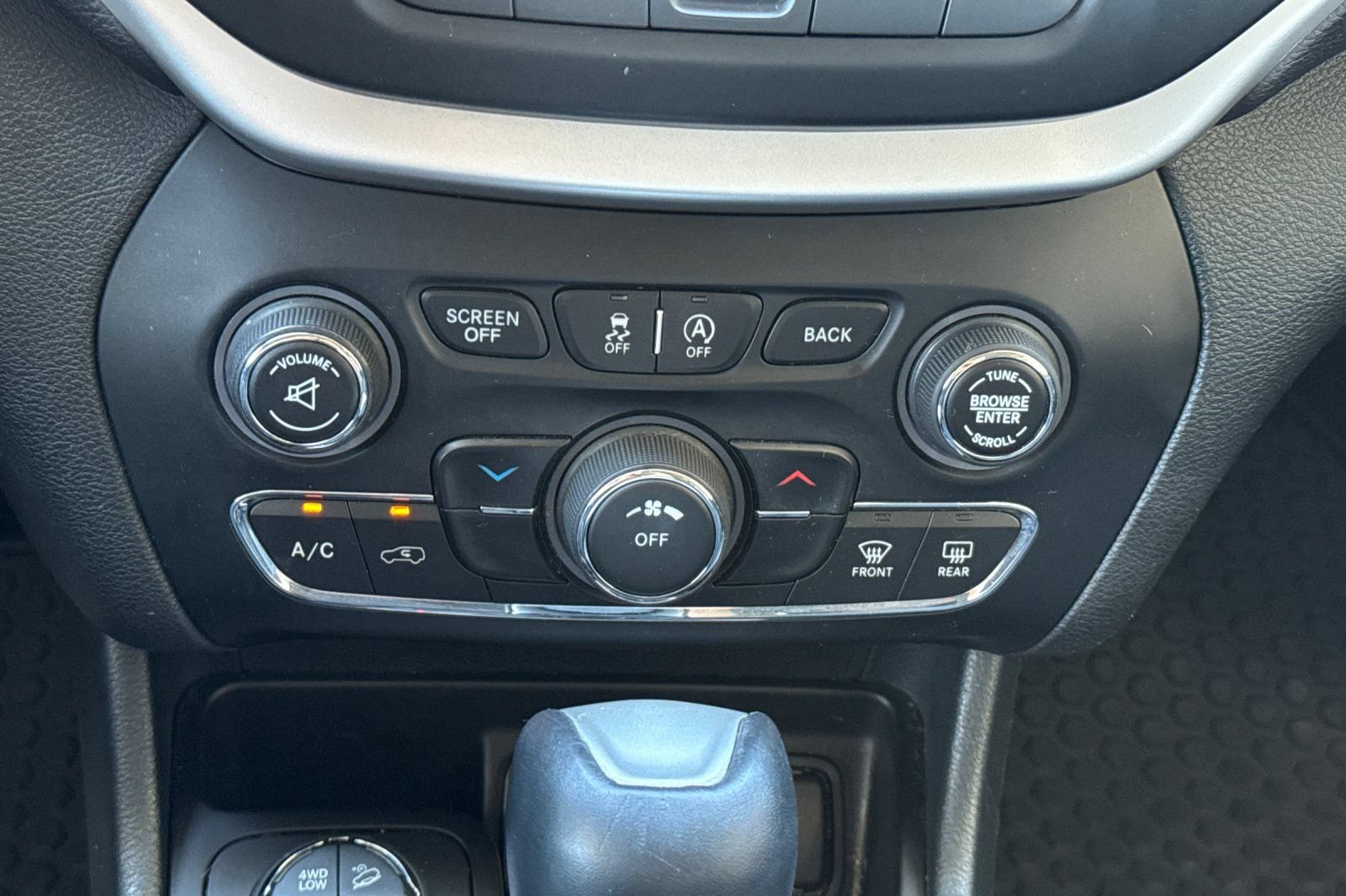 Used 2015 Jeep Cherokee Trailhawk AWD/4WD image 31