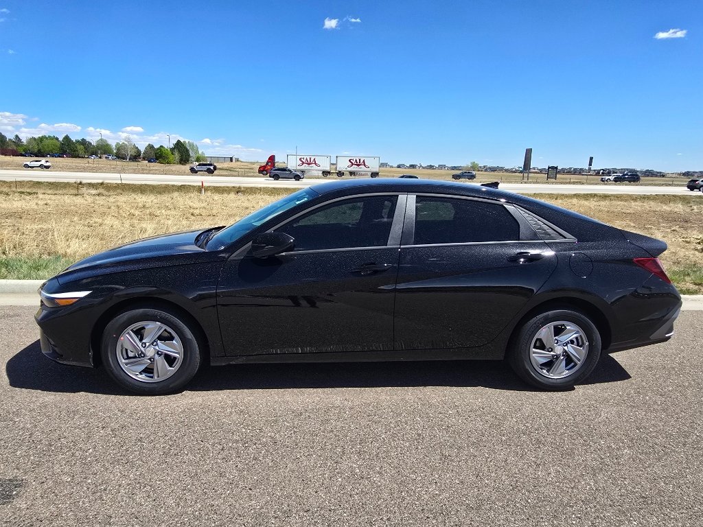 New 2026 Hyundai Elantra SE FWD image 2