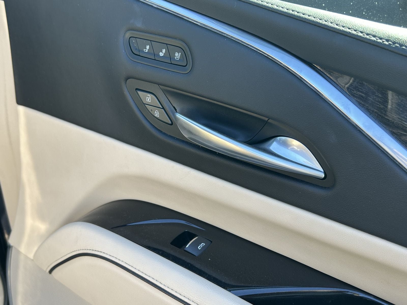 Used 2023 Cadillac Escalade Premium Luxury w/ LPO, Illumination Package RWD image 9