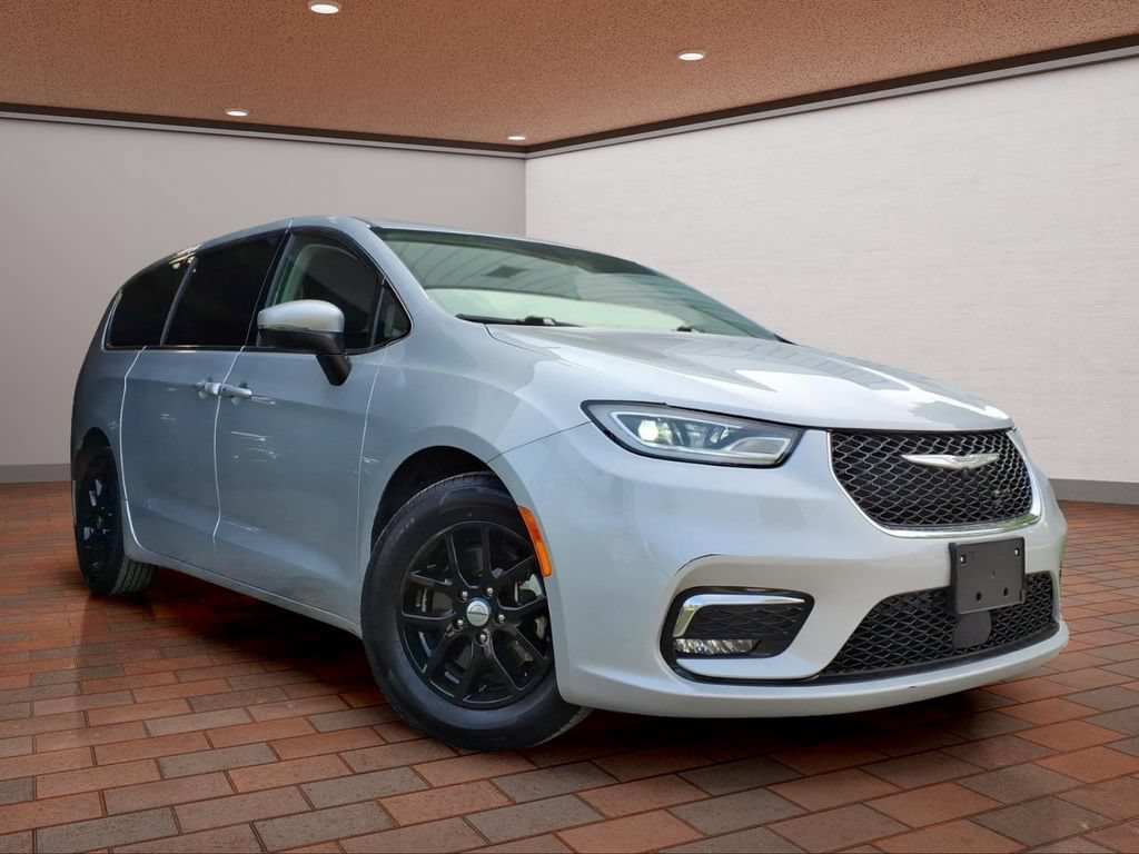 Used 2023 Chrysler Pacifica Touring-L FWD image 3