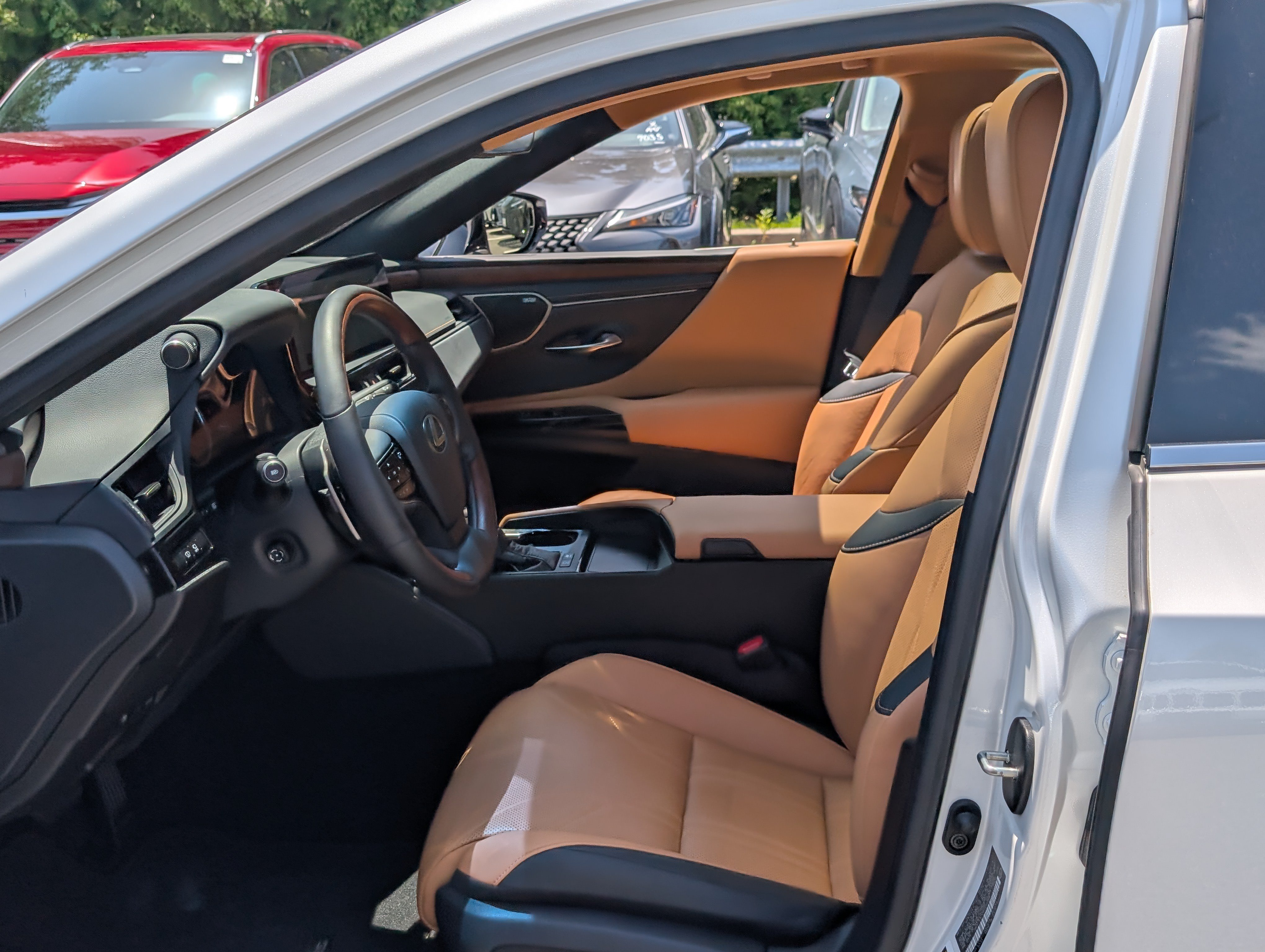 Used 2024 Lexus ES 300h Ultra Luxury w/ Accessory Package (Z2) FWD image 16
