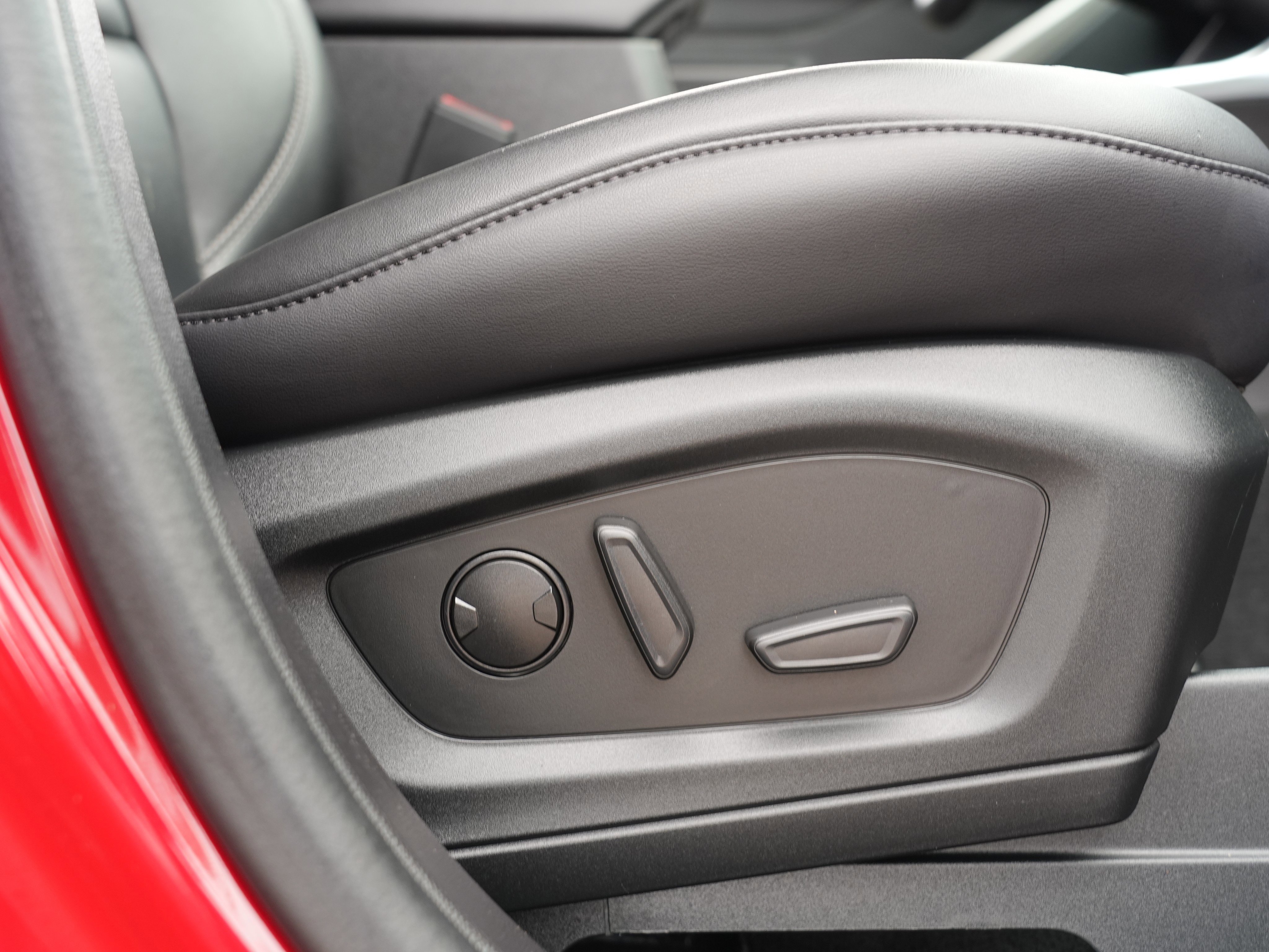 Used 2023 Ford Explorer XLT w/ Equipment Group 202A image 31