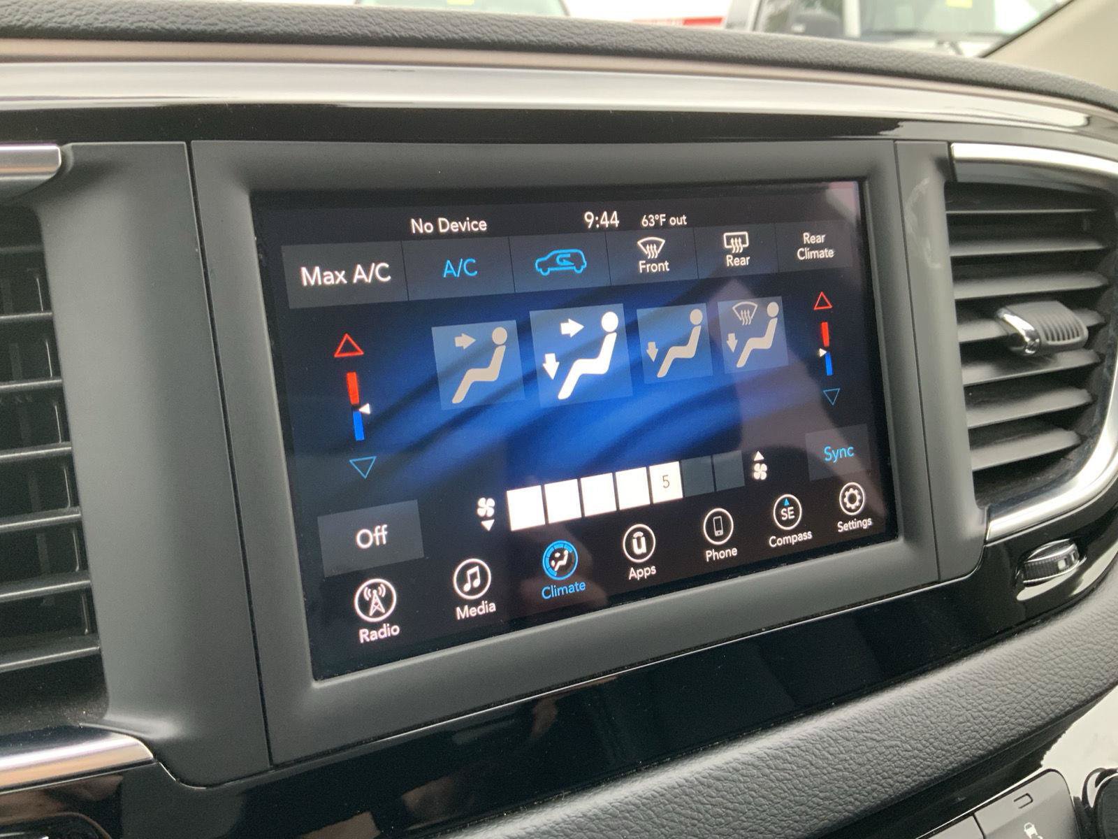 Used 2020 Chrysler Voyager Lxi FWD image 32