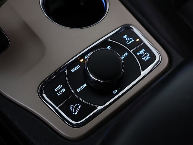 Used 2014 Jeep Grand Cherokee Overland w/ Advanced Technology Group AWD/4WD image 24