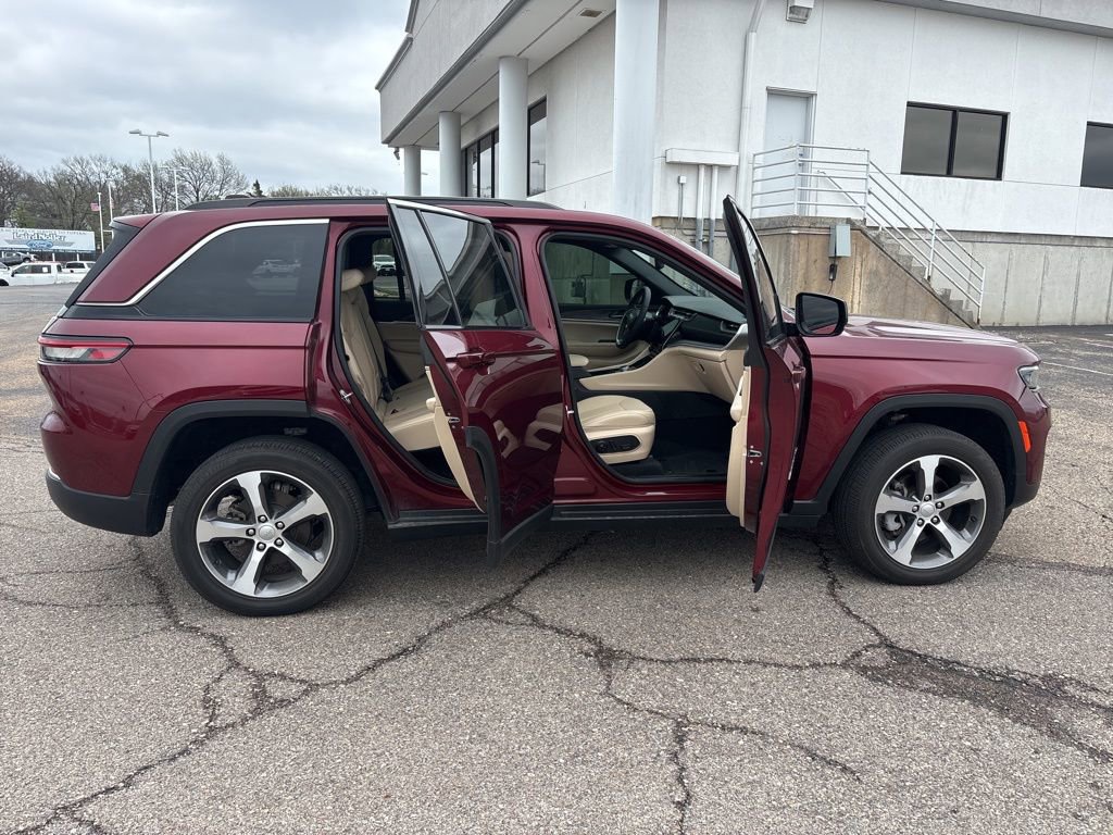 Used 2024 Jeep Grand Cherokee Limited image 8