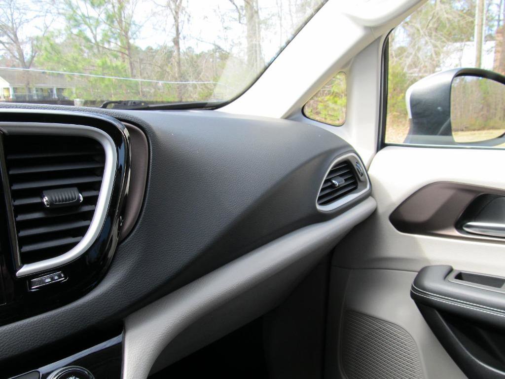 Used 2023 Chrysler Voyager LX image 73