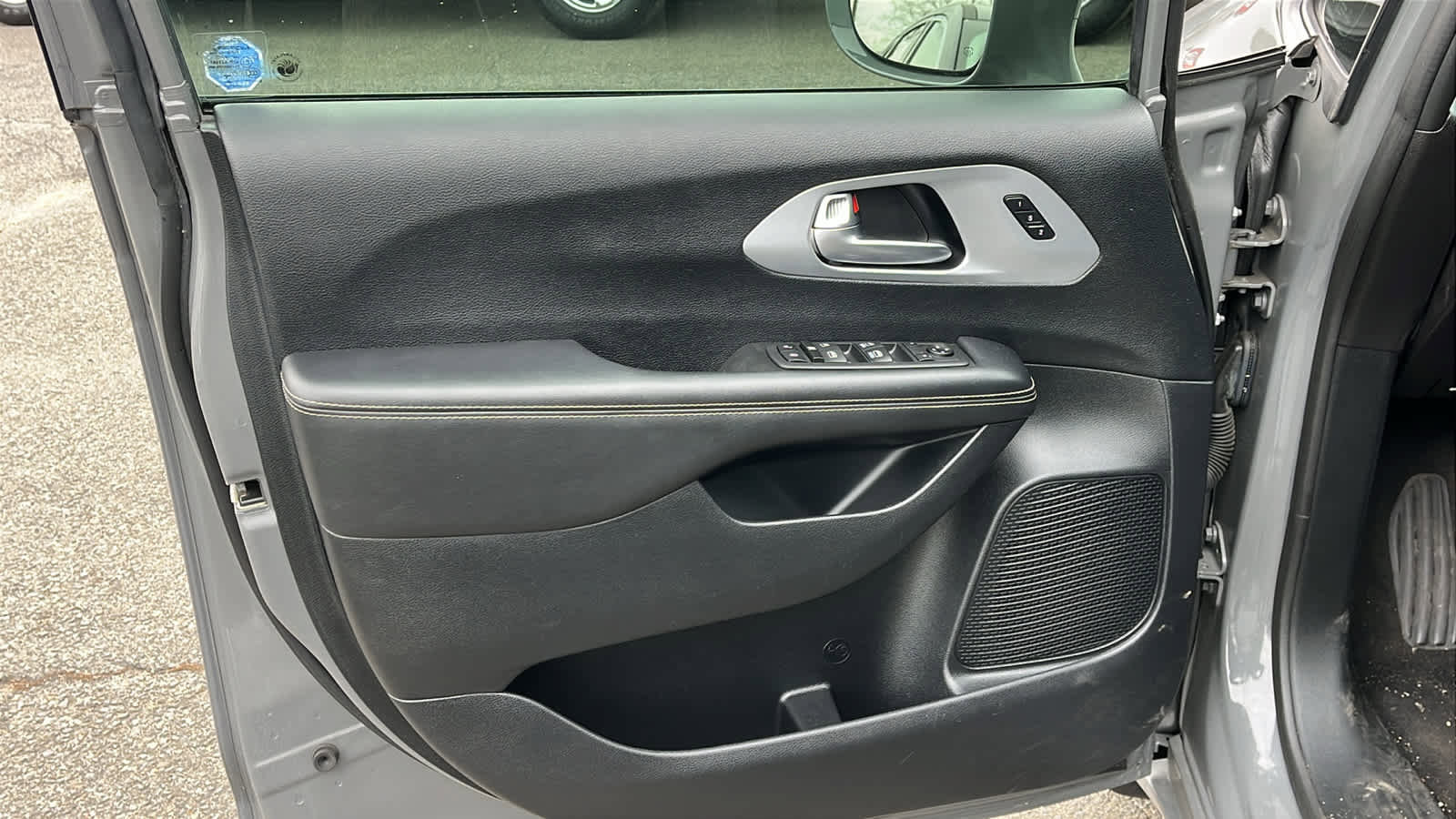 Used 2020 Chrysler Pacifica Touring-L w/ S Appearance Package image 9