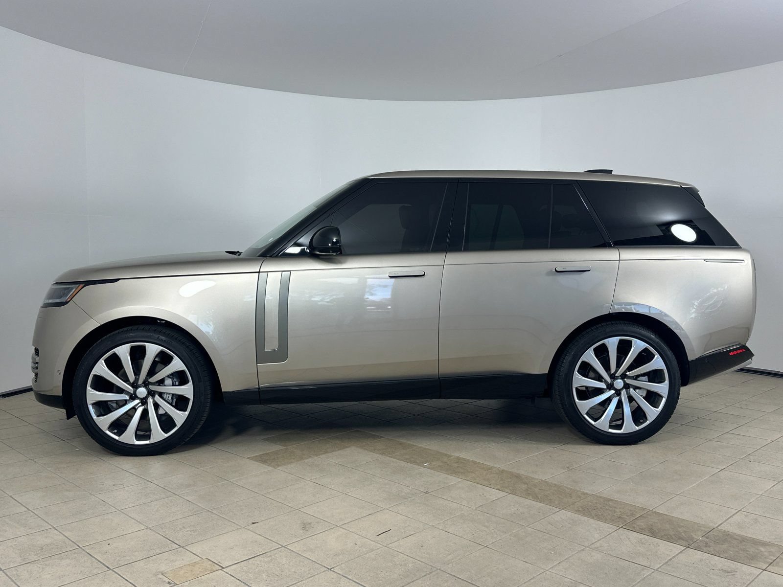 Used 2025 Land Rover Range Rover SE AWD/4WD image 3