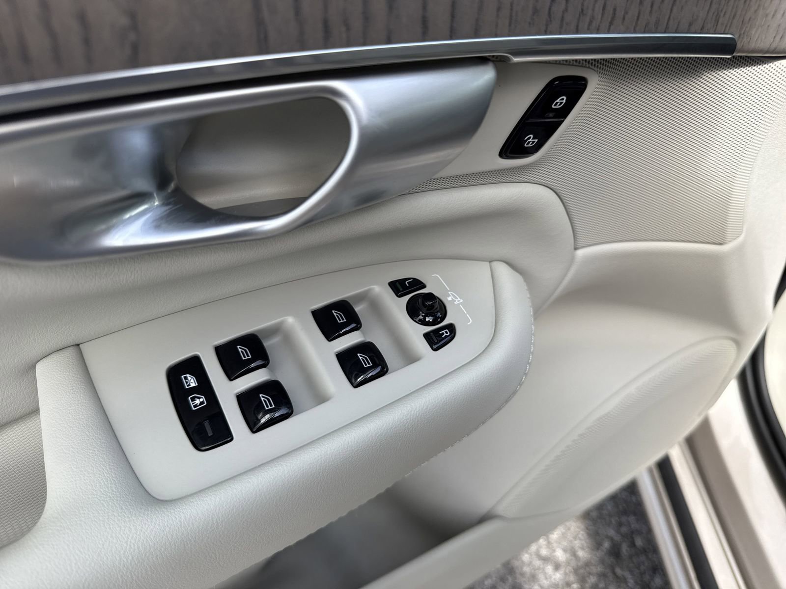 Used 2024 Volvo XC90 T8 Plus w/ Protection Package Premier image 39