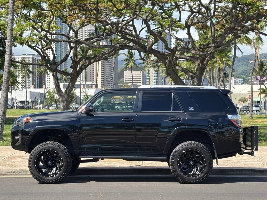 Used 2017 Toyota 4Runner SR5 AWD/4WD image 2