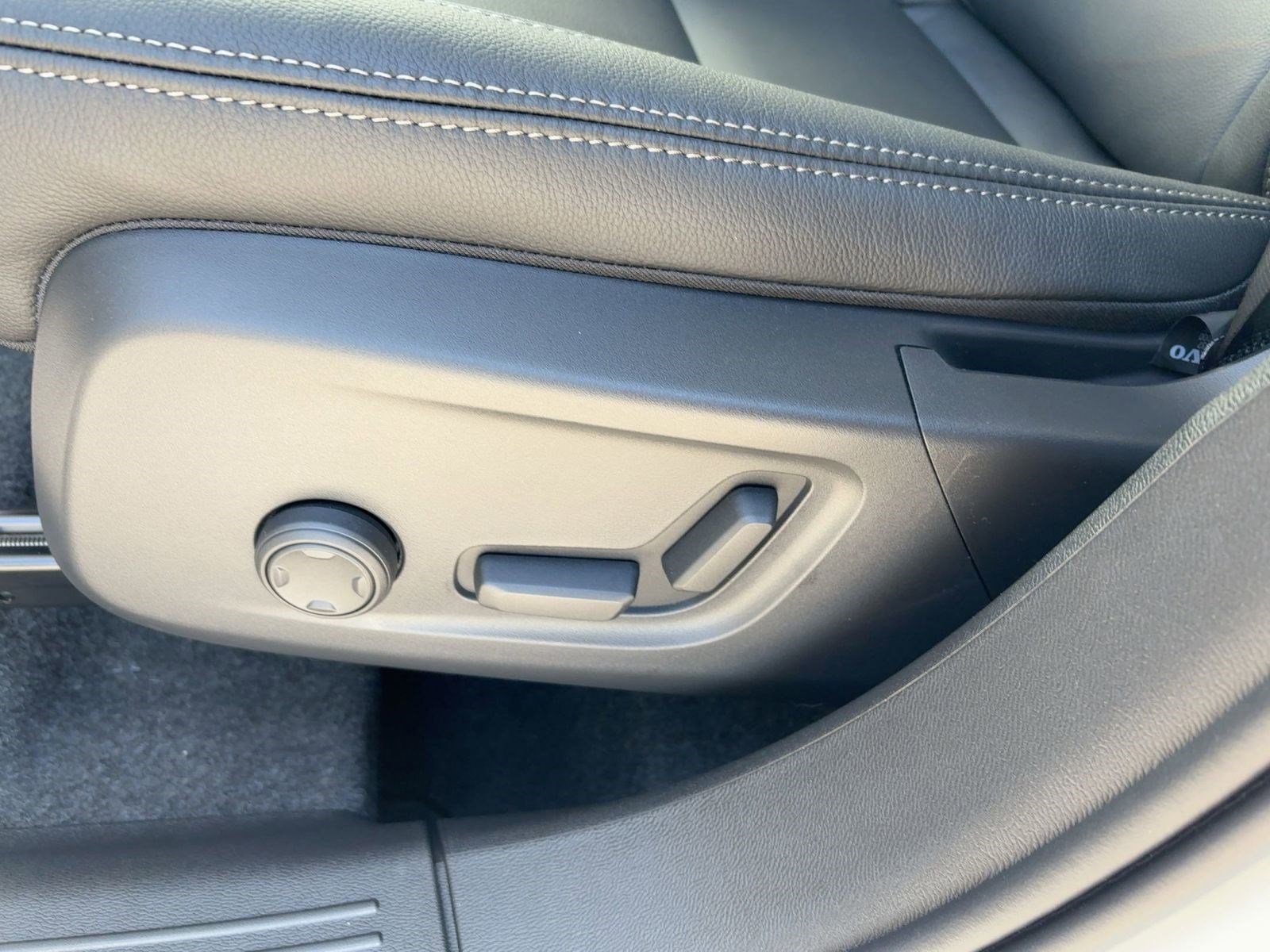 New 2026 Volvo XC40 B5 Ultra w/ Climate Package image 13