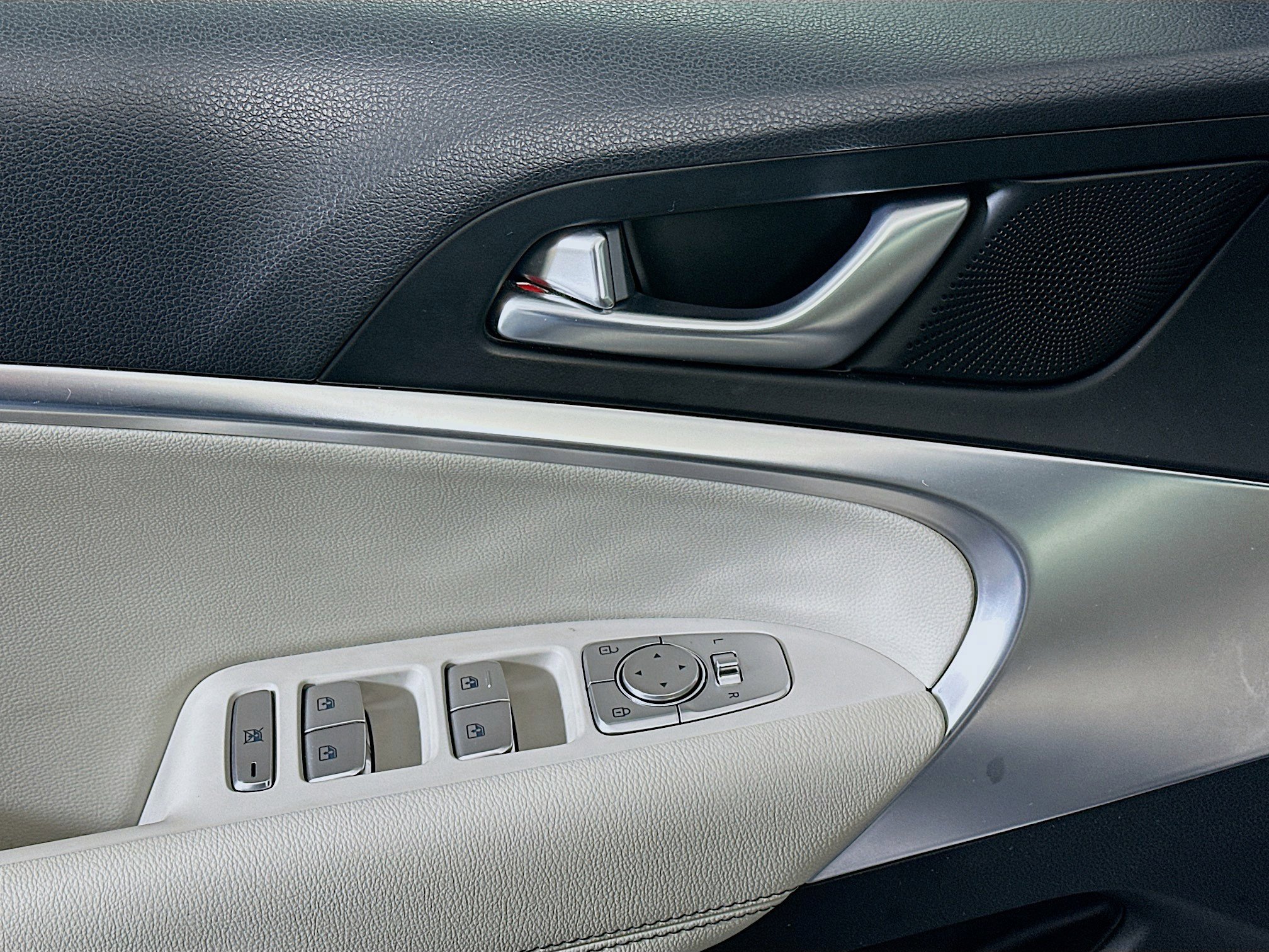 Used 2025 Genesis G70 2.5T image 15