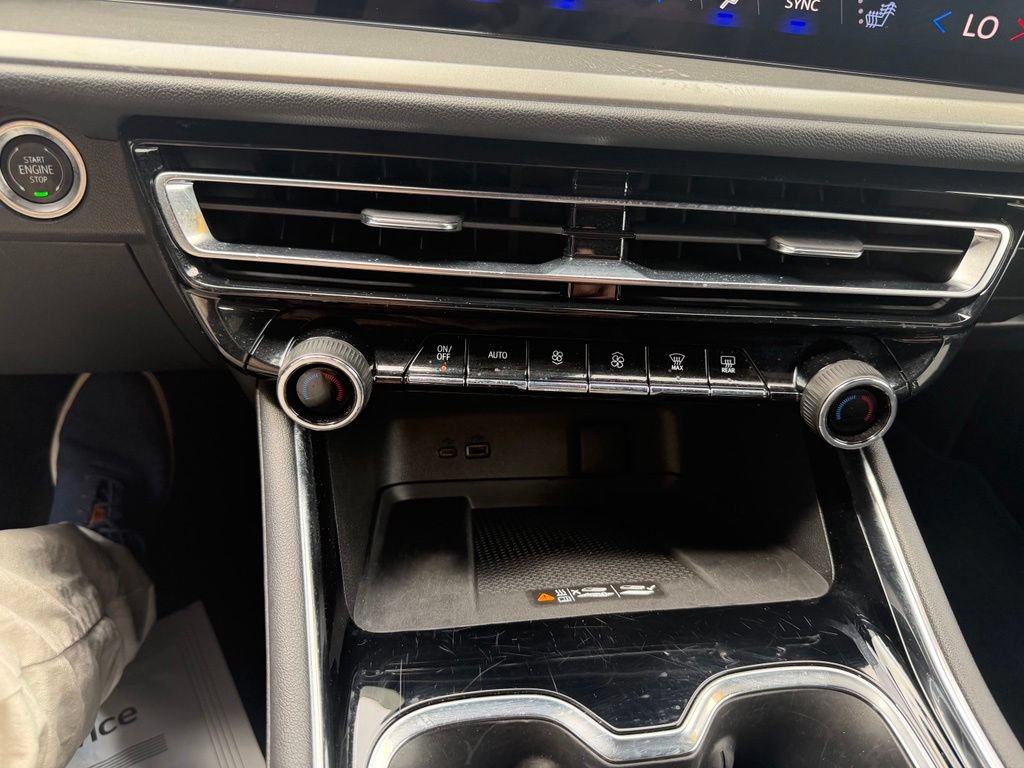 Certified 2025 Chevrolet Traverse LT FWD image 22