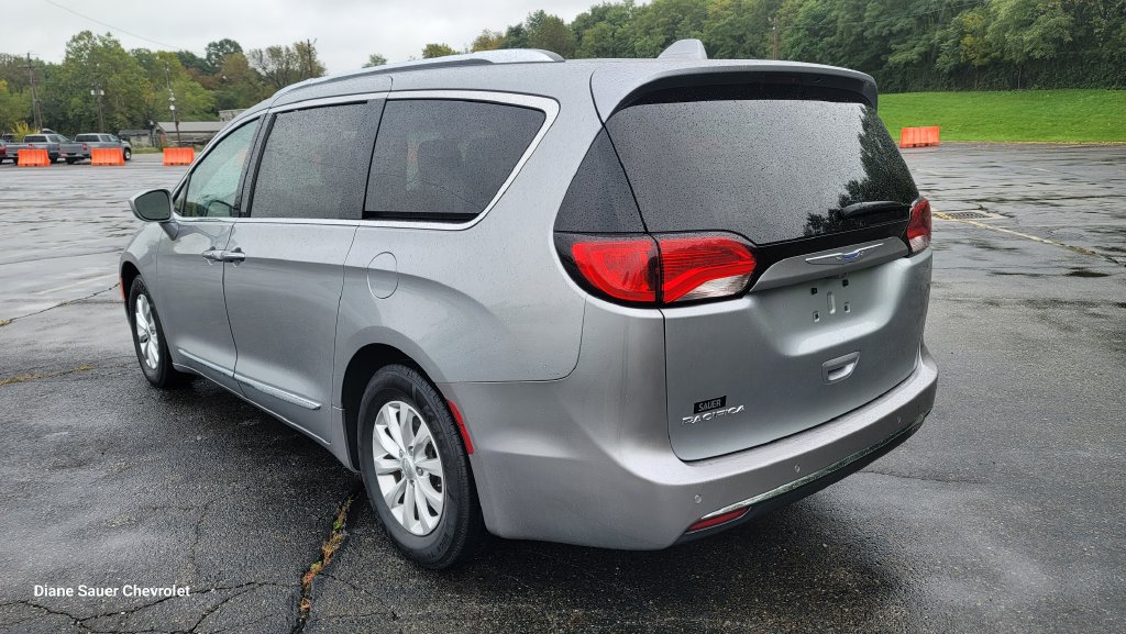 Used 2018 Chrysler Pacifica Touring-L FWD image 9