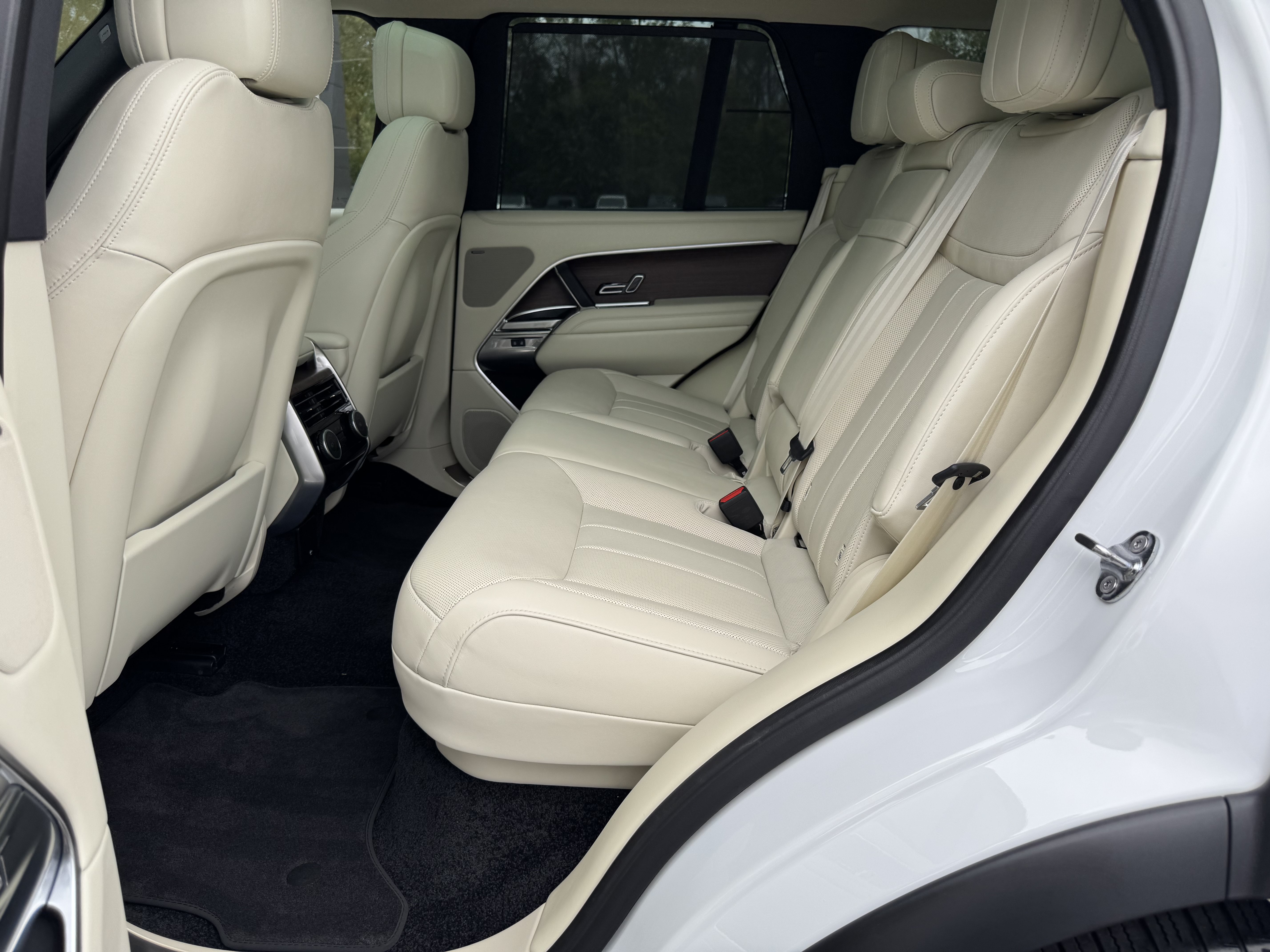 Certified 2025 Land Rover Range Rover SE AWD/4WD image 5