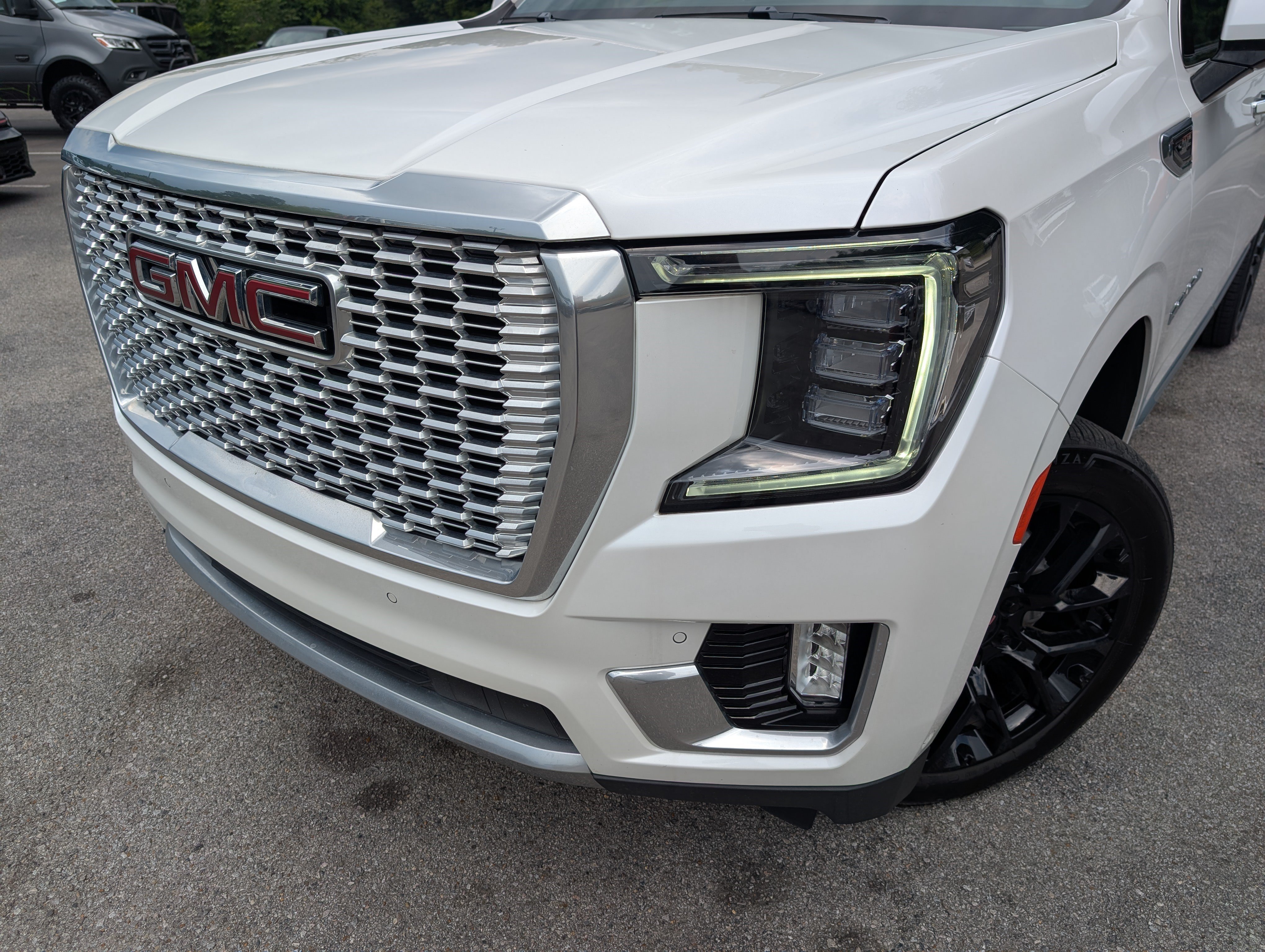 Used 2023 GMC Yukon XL Denali w/ Denali Reserve Package AWD/4WD image 13
