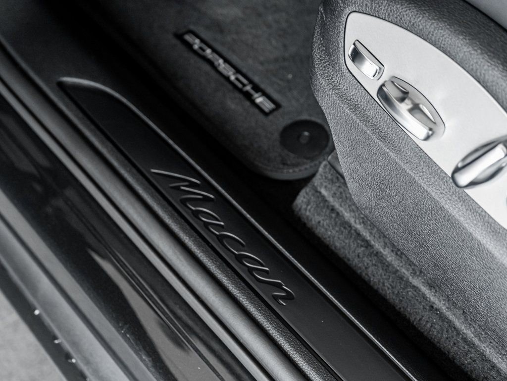 Certified 2025 Porsche Macan AWD/4WD image 16