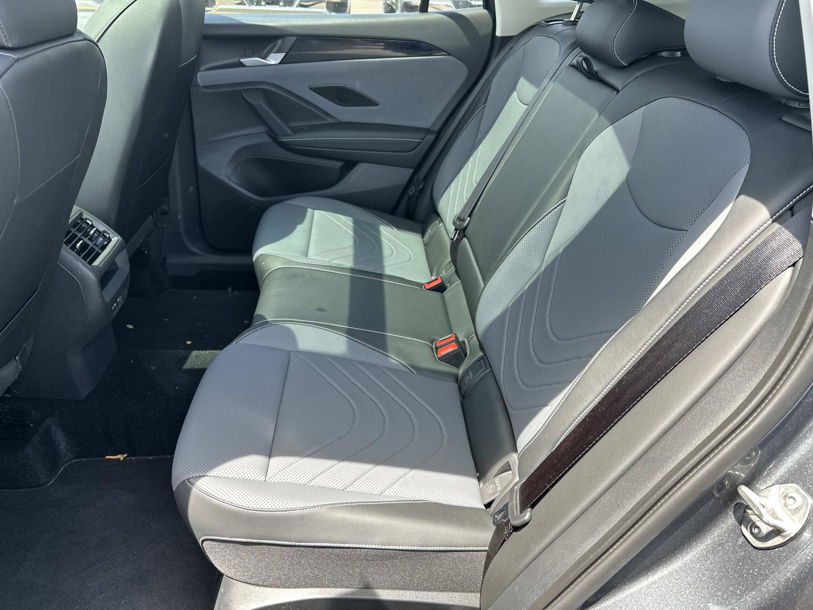 Used 2025 Volkswagen Tiguan SE w/ Panoramic Sunroof Package AWD/4WD image 11
