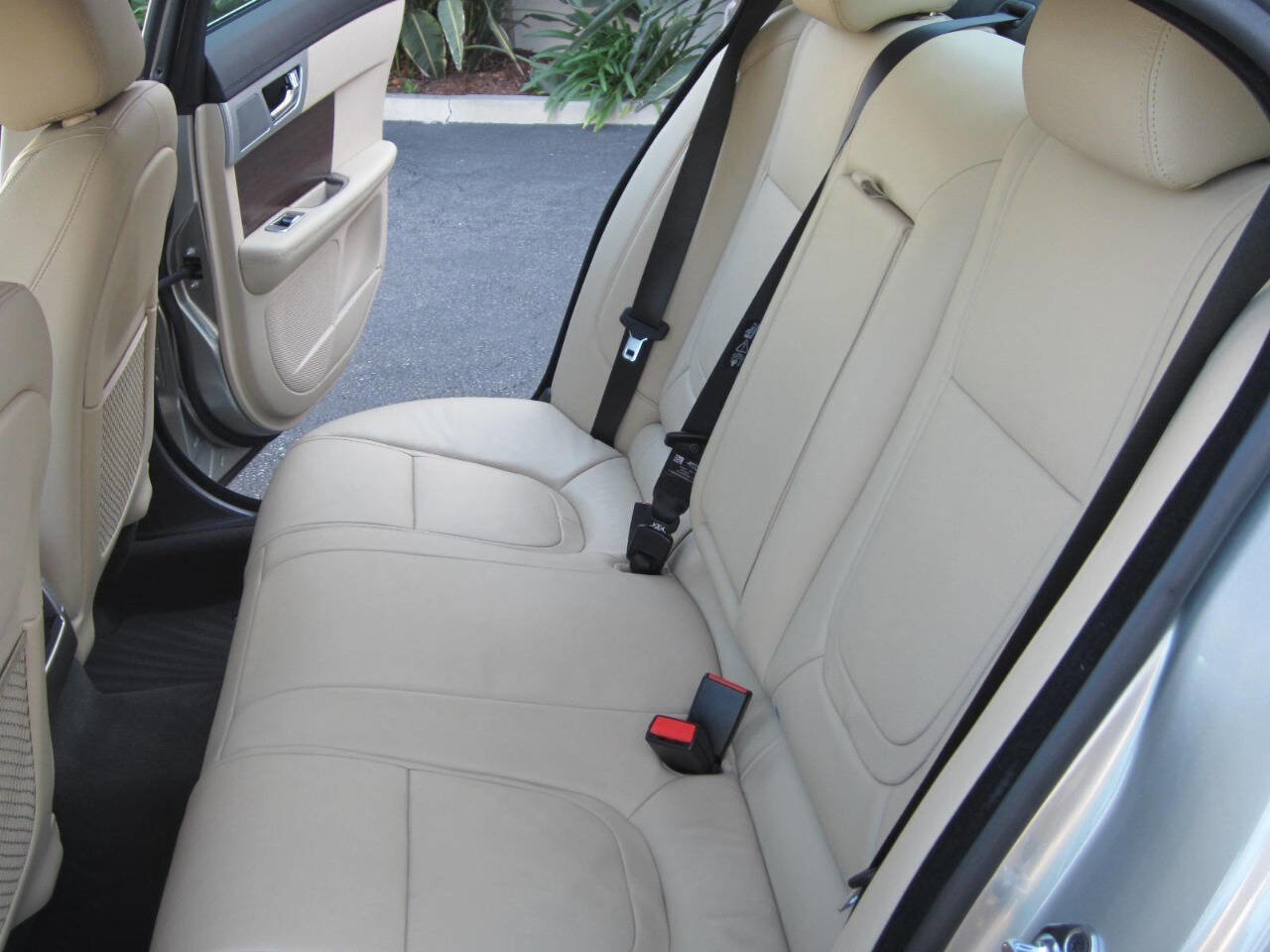 Used 2013 Jaguar XF image 16