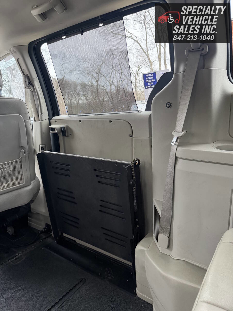 Used 2016 Chrysler Town & Country Touring FWD image 29