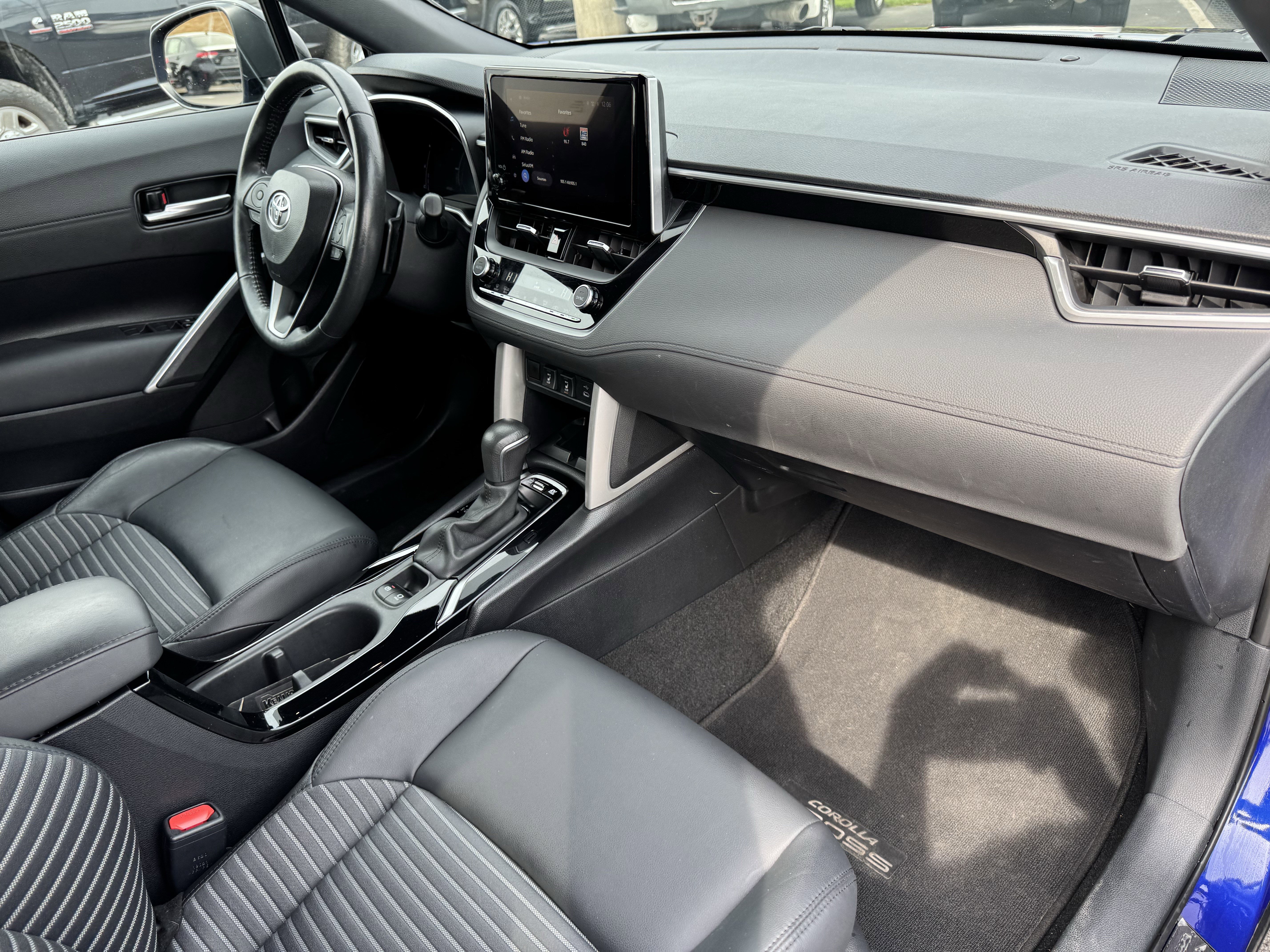 Used 2024 Toyota Corolla Cross XSE w/ Convenience Package image 39