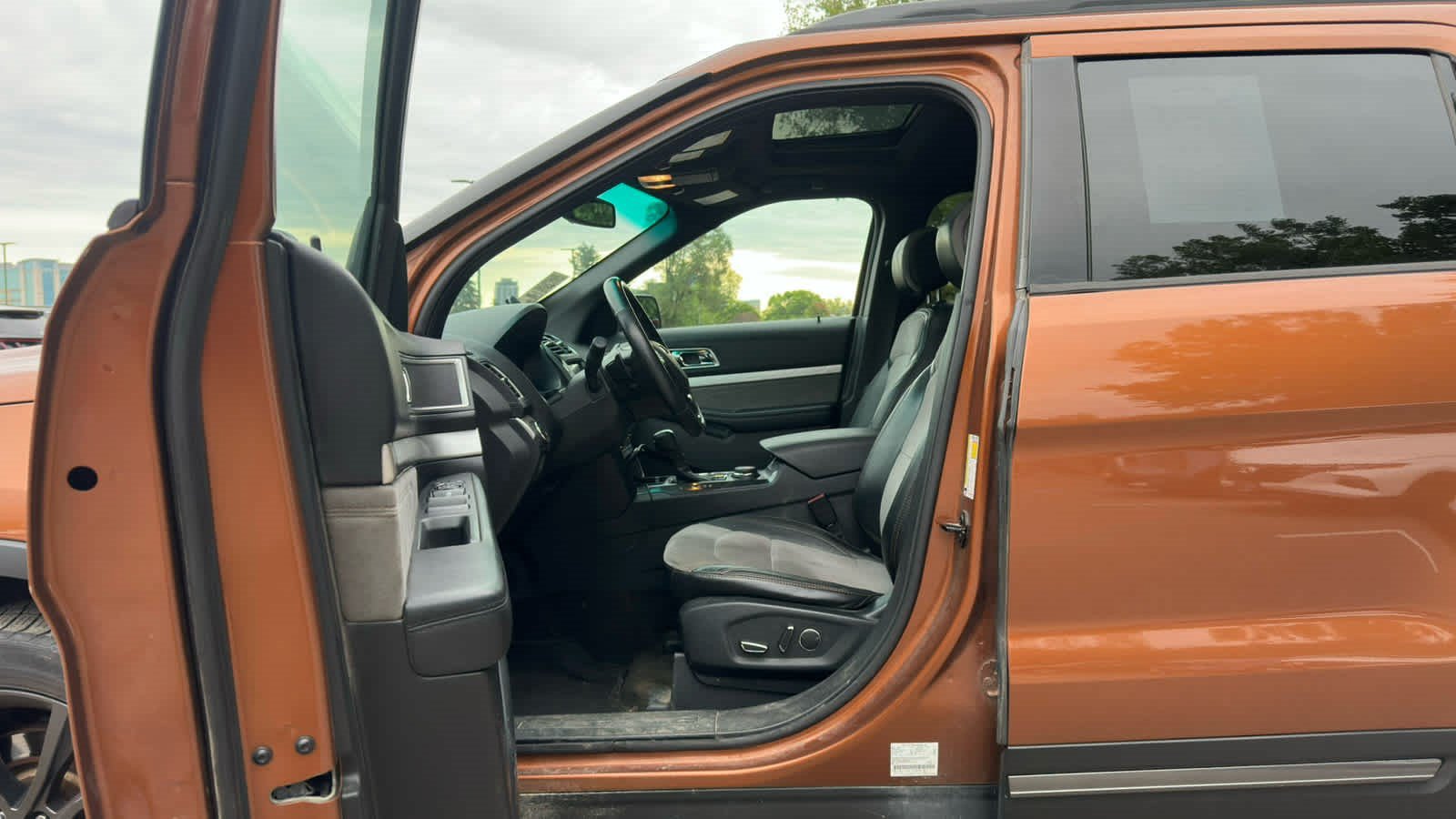 Used 2017 Ford Explorer XLT w/ Equipment Group 202A AWD/4WD image 5