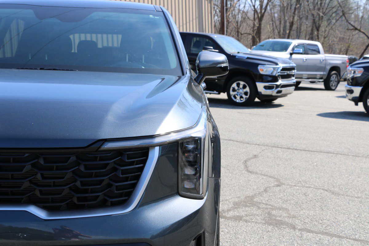 Used 2024 Kia Sorento LX image 12