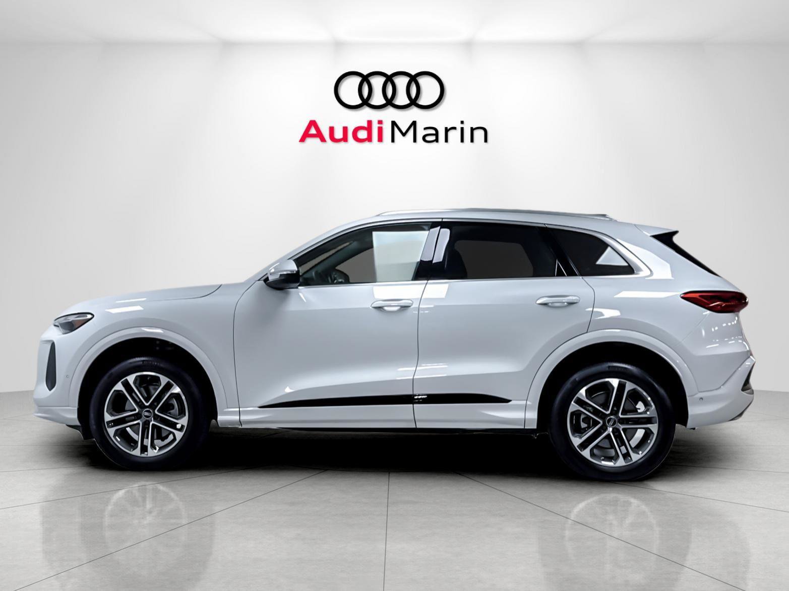 Used 2025 Audi Q5 Premium w/ Convenience Package AWD/4WD image 2