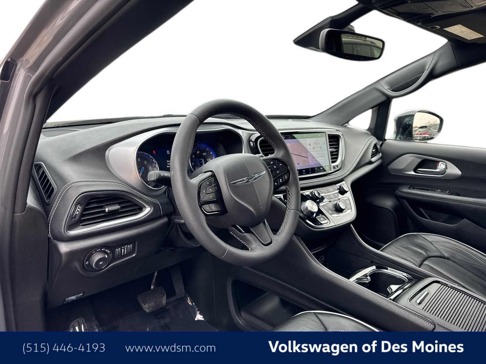 Used 2025 Chrysler Pacifica Limited image 2