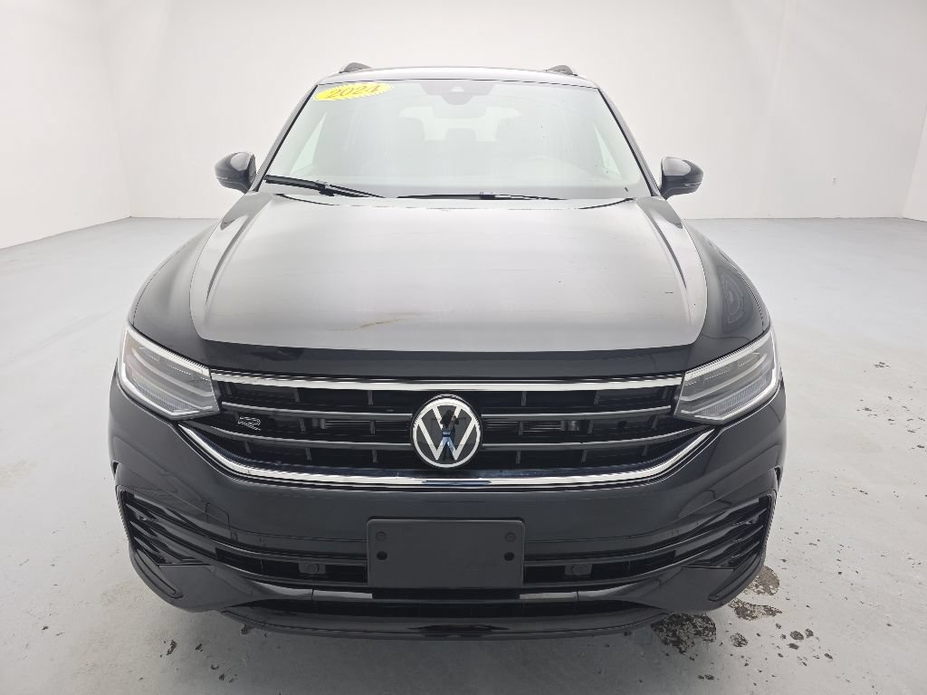 Used 2024 Volkswagen Tiguan SE R-Line AWD/4WD image 4