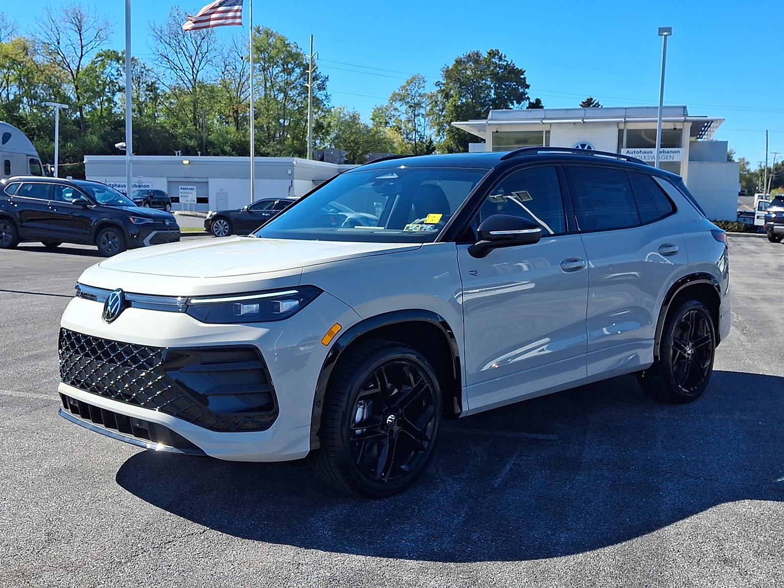 New 2025 Volkswagen Tiguan SE R-Line image 3