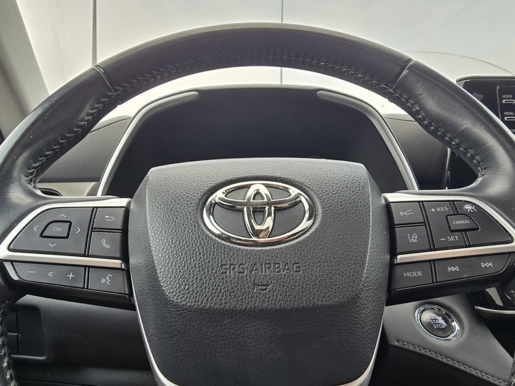 Used 2022 Toyota Highlander XLE FWD image 25