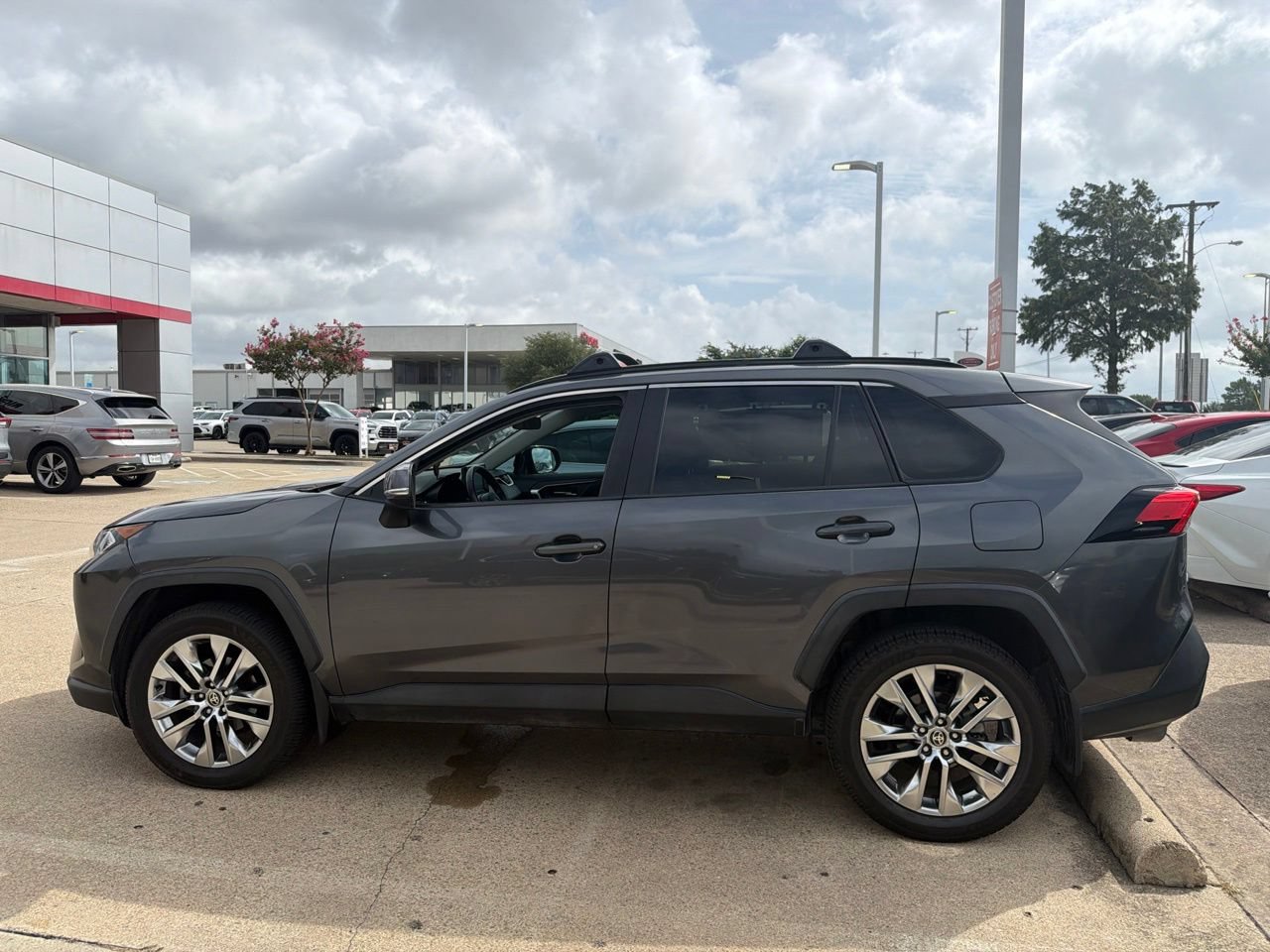 Used 2021 Toyota RAV4 XLE Premium FWD image 8