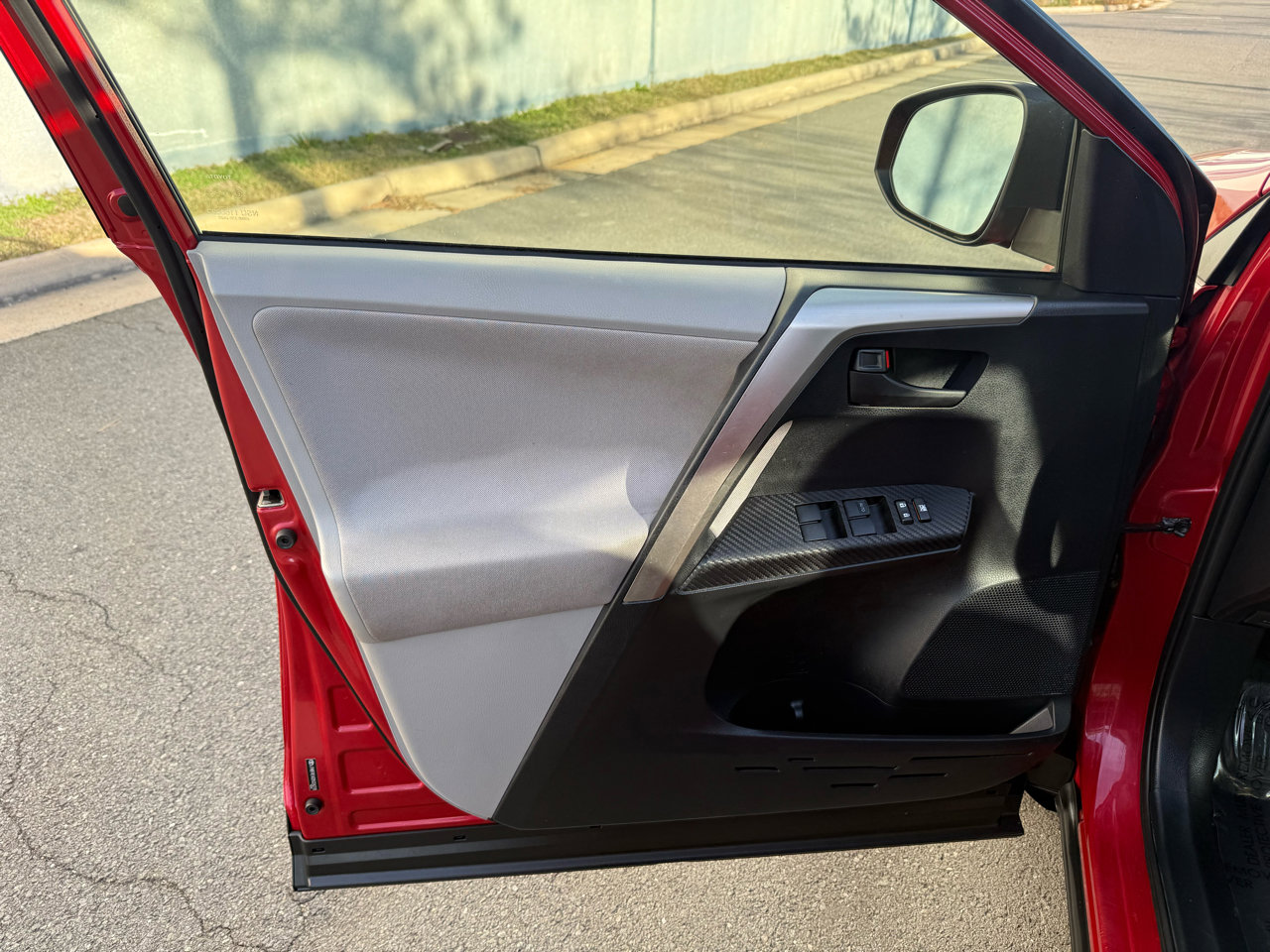 Used 2013 Toyota RAV4 LE image 13