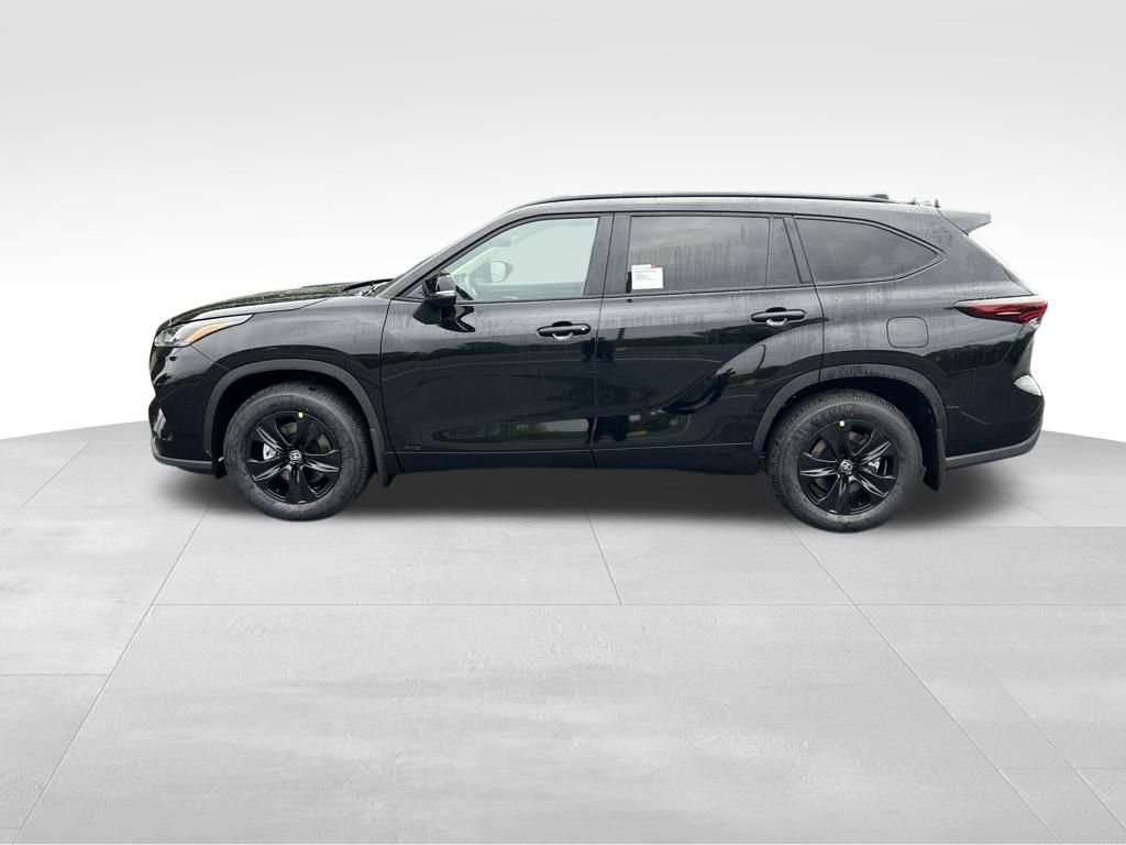 New 2025 Toyota Highlander XLE image 2