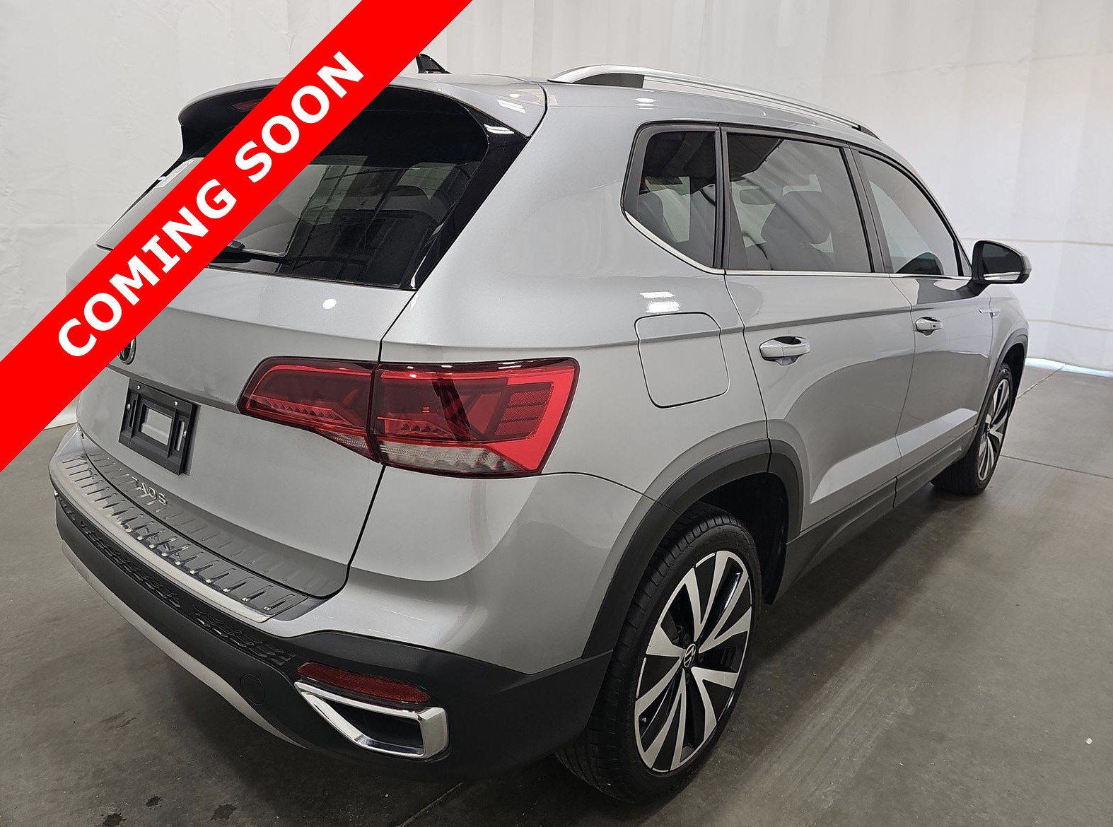 Used 2023 Volkswagen Taos SE w/ Panoramic Sunroof Package FWD image 4