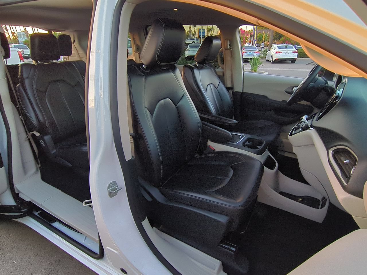 Used 2023 Chrysler Pacifica Touring-L FWD image 25