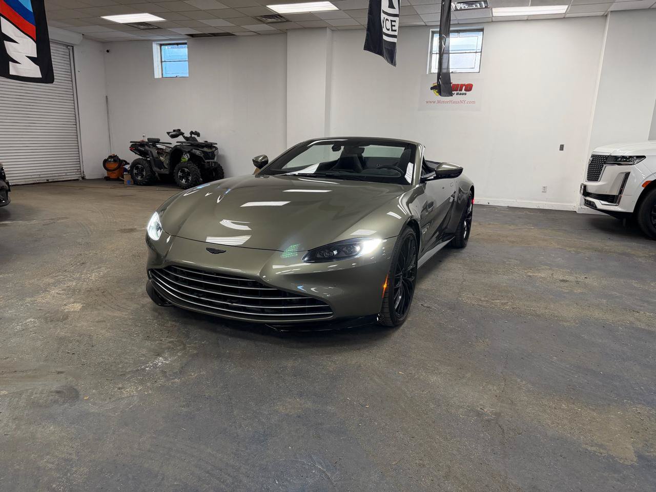 Used 2023 Aston Martin V8 Vantage Roadster RWD image 2