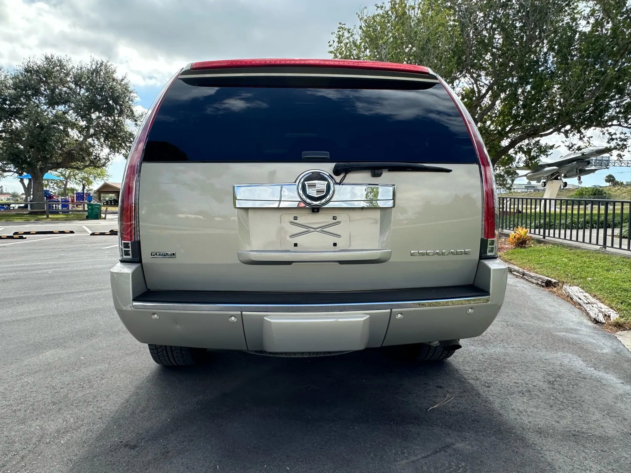 Used 2010 Cadillac Escalade Premium image 11