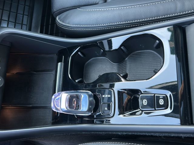 Used 2023 Volvo XC40 B5 Plus image 24