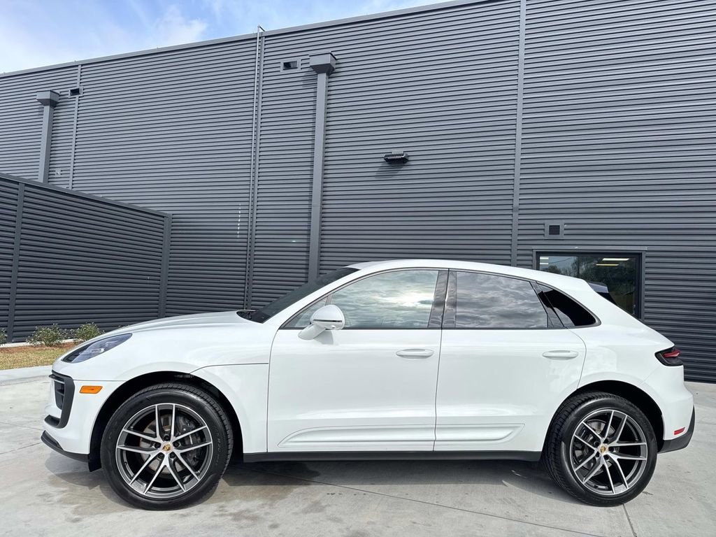 Certified 2025 Porsche Macan image 2